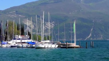 İtalya 'daki güzel Garda Gölü. Garda Gölü (İtalyanca: Lago di Garda) İtalya 'nın en büyük gölüdür. Kuzey İtalya 'da popüler bir tatil merkezidir.. 