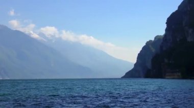 İtalya 'daki güzel Garda Gölü' nün 4K görüntüsü. Garda Gölü (İtalyanca: Lago di Garda) İtalya 'nın en büyük gölüdür. Kuzey İtalya 'da popüler bir tatil merkezidir..