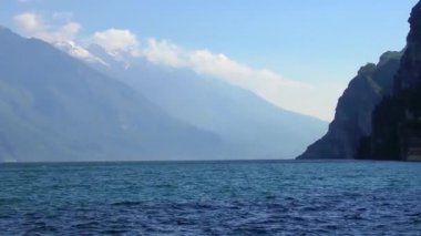İtalya 'daki güzel Garda Gölü' nün 4K görüntüsü. Garda Gölü (İtalyanca: Lago di Garda) İtalya 'nın en büyük gölüdür. Kuzey İtalya 'da popüler bir tatil merkezidir..