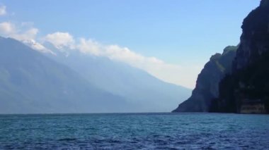 İtalya 'daki güzel Garda Gölü' nün 4K görüntüsü. Garda Gölü (İtalyanca: Lago di Garda) İtalya 'nın en büyük gölüdür. Kuzey İtalya 'da popüler bir tatil merkezidir..