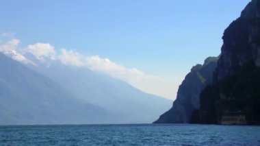 İtalya 'daki güzel Garda Gölü' nün 4K görüntüsü. Garda Gölü (İtalyanca: Lago di Garda) İtalya 'nın en büyük gölüdür. Kuzey İtalya 'da popüler bir tatil merkezidir..