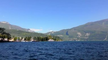İtalya 'daki güzel Garda Gölü. Garda Gölü (İtalyanca: Lago di Garda) İtalya 'nın en büyük gölüdür. Kuzey İtalya 'da popüler bir tatil merkezidir.. 