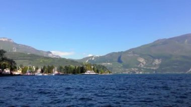 İtalya 'daki güzel Garda Gölü. Garda Gölü (İtalyanca: Lago di Garda) İtalya 'nın en büyük gölüdür. Kuzey İtalya 'da popüler bir tatil merkezidir.. 