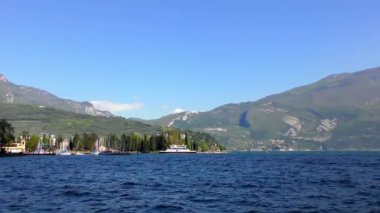 İtalya 'daki güzel Garda Gölü. Garda Gölü (İtalyanca: Lago di Garda) İtalya 'nın en büyük gölüdür. Kuzey İtalya 'da popüler bir tatil merkezidir.. 