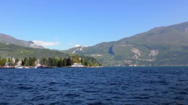 İtalya 'daki güzel Garda Gölü. Garda Gölü (İtalyanca: Lago di Garda) İtalya 'nın en büyük gölüdür. Kuzey İtalya 'da popüler bir tatil merkezidir.. 