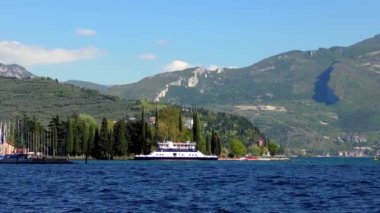 İtalya 'daki güzel Garda Gölü. Garda Gölü (İtalyanca: Lago di Garda) İtalya 'nın en büyük gölüdür. Kuzey İtalya 'da popüler bir tatil merkezidir.. 