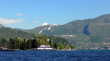 İtalya 'daki güzel Garda Gölü. Garda Gölü (İtalyanca: Lago di Garda) İtalya 'nın en büyük gölüdür. Kuzey İtalya 'da popüler bir tatil merkezidir.. 