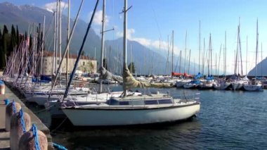 RIVA DEL GARDA, İTALYA - 19 Nisan 2015: 4 K görüntüleri 19 Nisan 2015 tarihinde İtalya 'nın Trentino kentinde bulunan Riva del Garda' da çekildi. Garda Gölü popüler bir tatil yeridir ve İtalya 'nın kuzeyinde yer almaktadır..