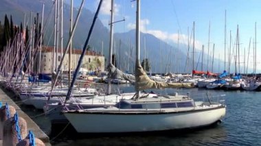 RIVA DEL GARDA, İTALYA - 19 Nisan 2015: 4 K görüntüleri 19 Nisan 2015 tarihinde İtalya 'nın Trentino kentinde bulunan Riva del Garda' da çekildi. Garda Gölü popüler bir tatil yeridir ve İtalya 'nın kuzeyinde yer almaktadır..