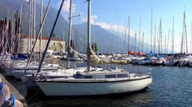 RIVA DEL GARDA, İTALYA - 19 Nisan 2015: 4 K görüntüleri 19 Nisan 2015 tarihinde İtalya 'nın Trentino kentinde bulunan Riva del Garda' da çekildi. Garda Gölü popüler bir tatil yeridir ve İtalya 'nın kuzeyinde yer almaktadır..