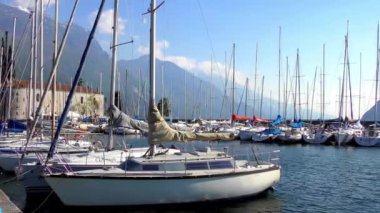 RIVA DEL GARDA, İTALYA - 19 Nisan 2015: 4 K görüntüleri 19 Nisan 2015 tarihinde İtalya 'nın Trentino kentinde bulunan Riva del Garda' da çekildi. Garda Gölü popüler bir tatil yeridir ve İtalya 'nın kuzeyinde yer almaktadır..
