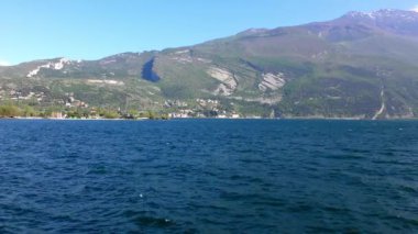 İtalya 'daki güzel Garda Gölü. Garda Gölü (İtalyanca: Lago di Garda) İtalya 'nın en büyük gölüdür. Kuzey İtalya 'da popüler bir tatil merkezidir.. 