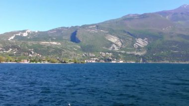 İtalya 'daki güzel Garda Gölü. Garda Gölü (İtalyanca: Lago di Garda) İtalya 'nın en büyük gölüdür. Kuzey İtalya 'da popüler bir tatil merkezidir.. 