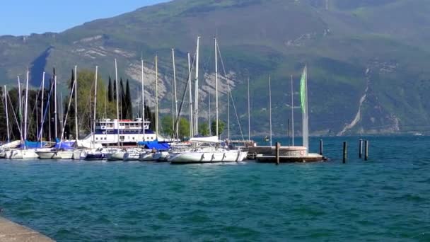 イタリアの美しいガルダ湖 ガルダ湖 イタリア語 Lago Garda Lago Benaco はイタリア最大の湖である 人気の休日の場所であり 北イタリアに位置しています — ストック動画