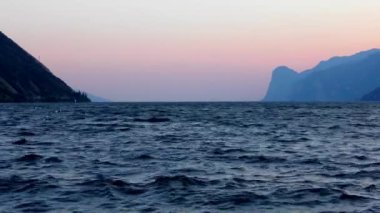 İtalya 'daki güzel Garda Gölü. Garda Gölü (İtalyanca: Lago di Garda) İtalya 'nın en büyük gölüdür. Kuzey İtalya 'da popüler bir tatil merkezidir.. 