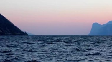 İtalya 'daki güzel Garda Gölü. Garda Gölü (İtalyanca: Lago di Garda) İtalya 'nın en büyük gölüdür. Kuzey İtalya 'da popüler bir tatil merkezidir.. 