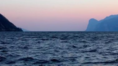 İtalya 'daki güzel Garda Gölü. Garda Gölü (İtalyanca: Lago di Garda) İtalya 'nın en büyük gölüdür. Kuzey İtalya 'da popüler bir tatil merkezidir.. 