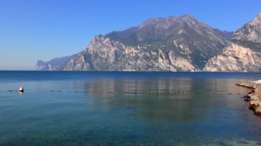 İtalya 'daki güzel Garda Gölü. Garda Gölü (İtalyanca: Lago di Garda) İtalya 'nın en büyük gölüdür. Kuzey İtalya 'da popüler bir tatil merkezidir.. 