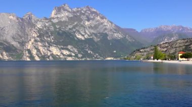 İtalya 'daki güzel Garda Gölü. Garda Gölü (İtalyanca: Lago di Garda) İtalya 'nın en büyük gölüdür. Kuzey İtalya 'da popüler bir tatil merkezidir.. 
