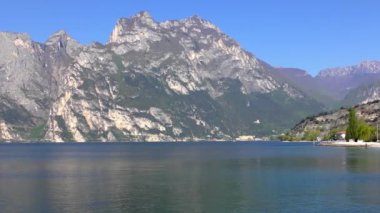 İtalya 'daki güzel Garda Gölü. Garda Gölü (İtalyanca: Lago di Garda) İtalya 'nın en büyük gölüdür. Kuzey İtalya 'da popüler bir tatil merkezidir.. 