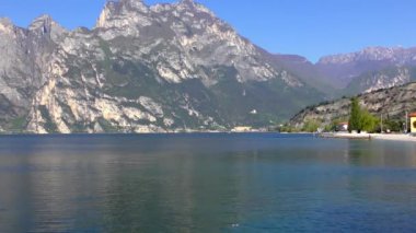 İtalya 'daki güzel Garda Gölü. Garda Gölü (İtalyanca: Lago di Garda) İtalya 'nın en büyük gölüdür. Kuzey İtalya 'da popüler bir tatil merkezidir.. 