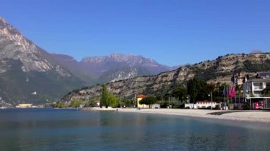 İtalya 'daki güzel Garda Gölü. Garda Gölü (İtalyanca: Lago di Garda) İtalya 'nın en büyük gölüdür. Kuzey İtalya 'da popüler bir tatil merkezidir.. 
