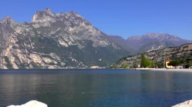 İtalya 'daki güzel Garda Gölü. Garda Gölü (İtalyanca: Lago di Garda) İtalya 'nın en büyük gölüdür. Kuzey İtalya 'da popüler bir tatil merkezidir.. 