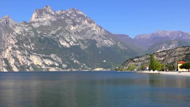 イタリアの美しいガルダ湖 ガルダ湖 イタリア語 Lago Garda Lago Benaco はイタリア最大の湖である 人気の休日の場所であり 北イタリアに位置しています — ストック動画