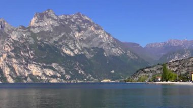 İtalya 'daki güzel Garda Gölü. Garda Gölü (İtalyanca: Lago di Garda) İtalya 'nın en büyük gölüdür. Kuzey İtalya 'da popüler bir tatil merkezidir.. 