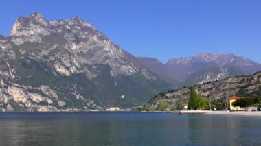 İtalya 'daki güzel Garda Gölü. Garda Gölü (İtalyanca: Lago di Garda) İtalya 'nın en büyük gölüdür. Kuzey İtalya 'da popüler bir tatil merkezidir.. 