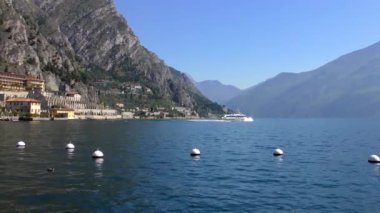 LiMone SUL GARDA, İtalya - 20 Nisan 2015: Limon Konsolosu Garda 'nın 20 Nisan 2015' te Garda Gölü 'ndeki 4K görüntüleri. Garda Gölü kuzey İtalya 'da popüler bir tatil yeridir..