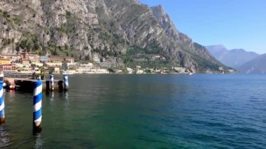 LiMone SUL GARDA, İtalya - 20 Nisan 2015: Limon Konsolosu Garda 'nın 20 Nisan 2015' te Garda Gölü 'ndeki 4K görüntüleri. Garda Gölü kuzey İtalya 'da popüler bir tatil yeridir..