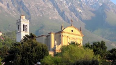 Malcesine 'deki St. Stefano Kilisesi, Garda Gölü, İtalya. 4K görüntüleri öğleden sonra çekildi..