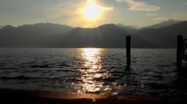 Gün batımı Malcesine, Garda Gölü, İtalya, 4K görüntü