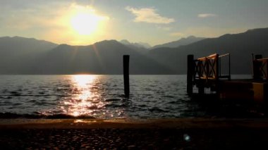 Gün batımı Malcesine, Garda Gölü, İtalya, 4K görüntü