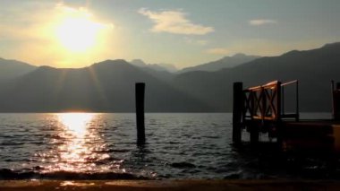 Gün batımı Malcesine, Garda Gölü, İtalya, 4K görüntü