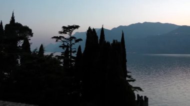 Gün batımı Malcesine, Garda Gölü, İtalya, 4K görüntü
