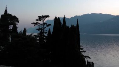 Gün batımı Malcesine, Garda Gölü, İtalya, 4K görüntü