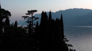 Gün batımı Malcesine, Garda Gölü, İtalya, 4K görüntü