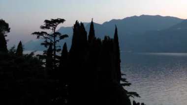 Gün batımı Malcesine, Garda Gölü, İtalya, 4K görüntü