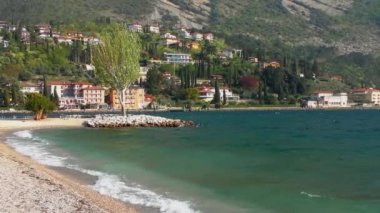 RIVA DEL GARDA, İtalya - 19 Nisan 2015: 4K görüntüleri 19 Nisan 2015 'te İtalya' daki Garda Gölü 'nde kaydedildi. Garda Gölü kuzey İtalya 'da popüler bir tatil yeridir..