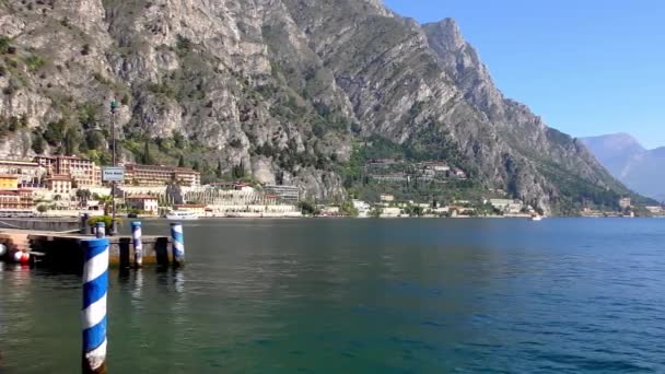 Limone Sul Garda イタリア エイプリル20 2015 イタリアのガルダ湖で 2015年4月20日にリモーネ ガルダの4K映像 ガルダ湖は北イタリアで人気の休日の場所です — ストック動画