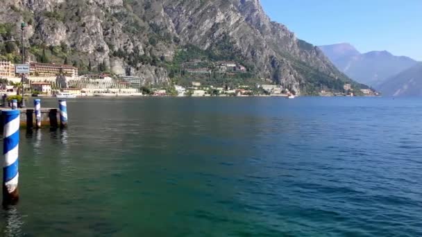 Limone Sul Garda イタリア エイプリル20 2015 イタリアのガルダ湖で 2015年4月20日にリモーネ ガルダの4K映像 ガルダ湖は北イタリアで人気の休日の場所です — ストック動画