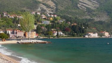 RIVA DEL GARDA, İtalya - 19 Nisan 2015: 4K görüntüleri 19 Nisan 2015 'te İtalya' daki Garda Gölü 'nde kaydedildi. Garda Gölü kuzey İtalya 'da popüler bir tatil yeridir..