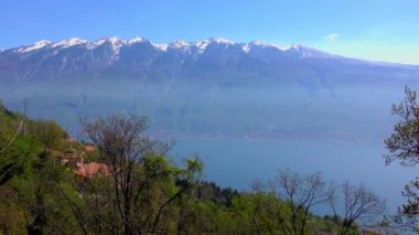İtalya, Garda Gölü 'ndeki Tignale' den 4K görüntüsü. Garda Gölü kuzey İtalya 'da popüler bir tatil yeridir..