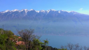 İtalya, Garda Gölü 'ndeki Tignale' den 4K görüntüsü. Garda Gölü kuzey İtalya 'da popüler bir tatil yeridir..