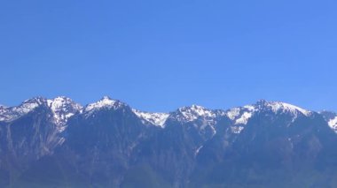 İtalya, Garda Gölü 'ndeki Tignale' den 4K görüntüsü. Garda Gölü kuzey İtalya 'da popüler bir tatil yeridir..