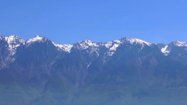 İtalya, Garda Gölü 'ndeki Tignale' den 4K görüntüsü. Garda Gölü kuzey İtalya 'da popüler bir tatil yeridir..