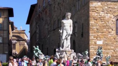 FLORENCE, ITALY - 21 Nisan 2015: 21 Nisan 2015 tarihinde İtalya 'nın Floransa kentindeki Piazza della Signoria' da kimliği belirsiz kişiler. Floransalıların yanı sıra sayısız turistin buluşma yeridir..