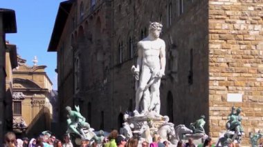 FLORENCE, ITALY - 21 Nisan 2015: 21 Nisan 2015 tarihinde İtalya 'nın Floransa kentindeki Piazza della Signoria' da kimliği belirsiz kişiler. Floransalıların yanı sıra sayısız turistin buluşma yeridir..